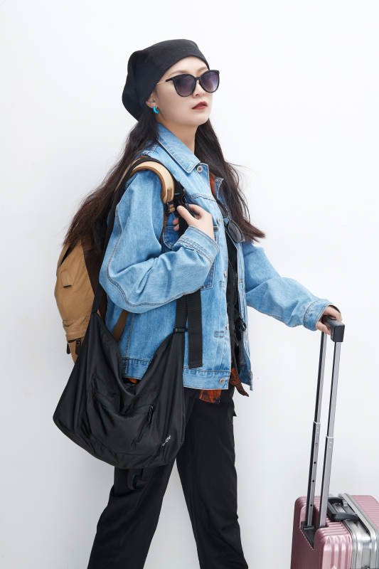 白色背景下准备出发旅行的美丽东方女大学生图片