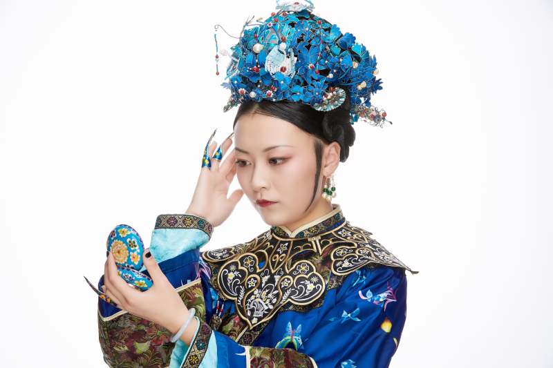 白色背景下的清代女性古装造型清朝古装图片