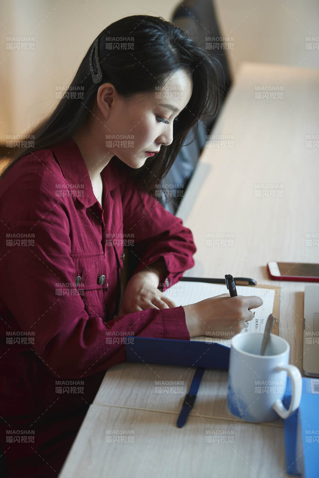 亚洲年轻女性商务人士在电脑前办公图片