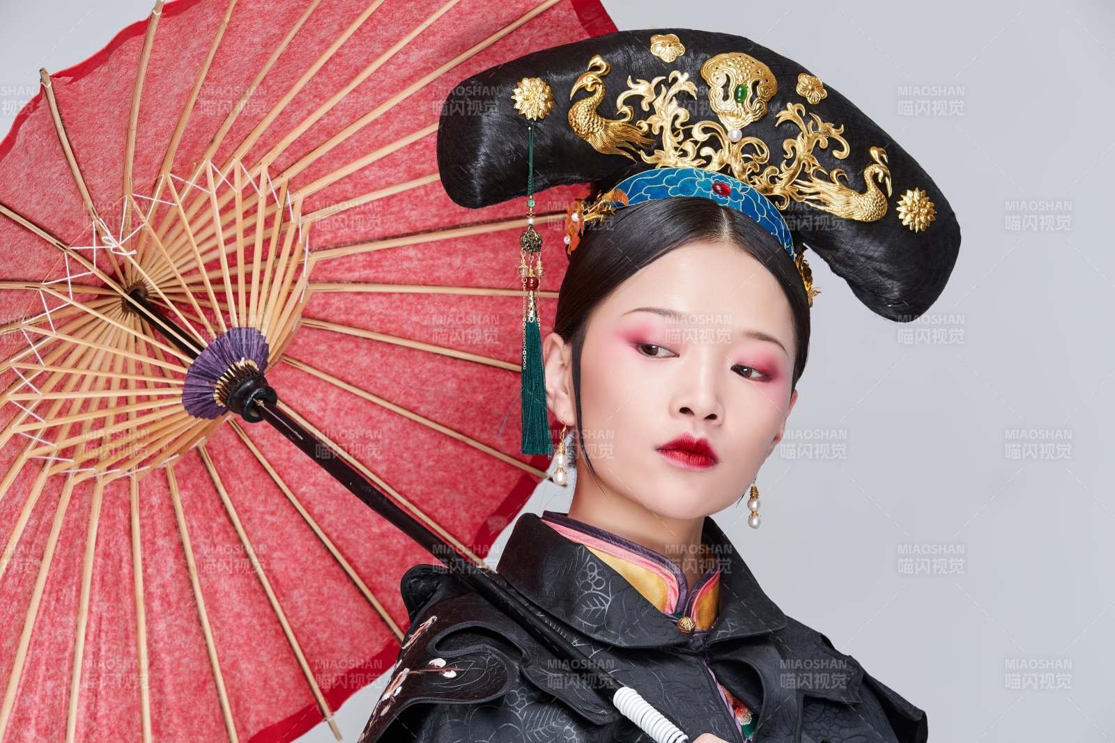 白色背景下的清代女性古装造型清朝古装图片