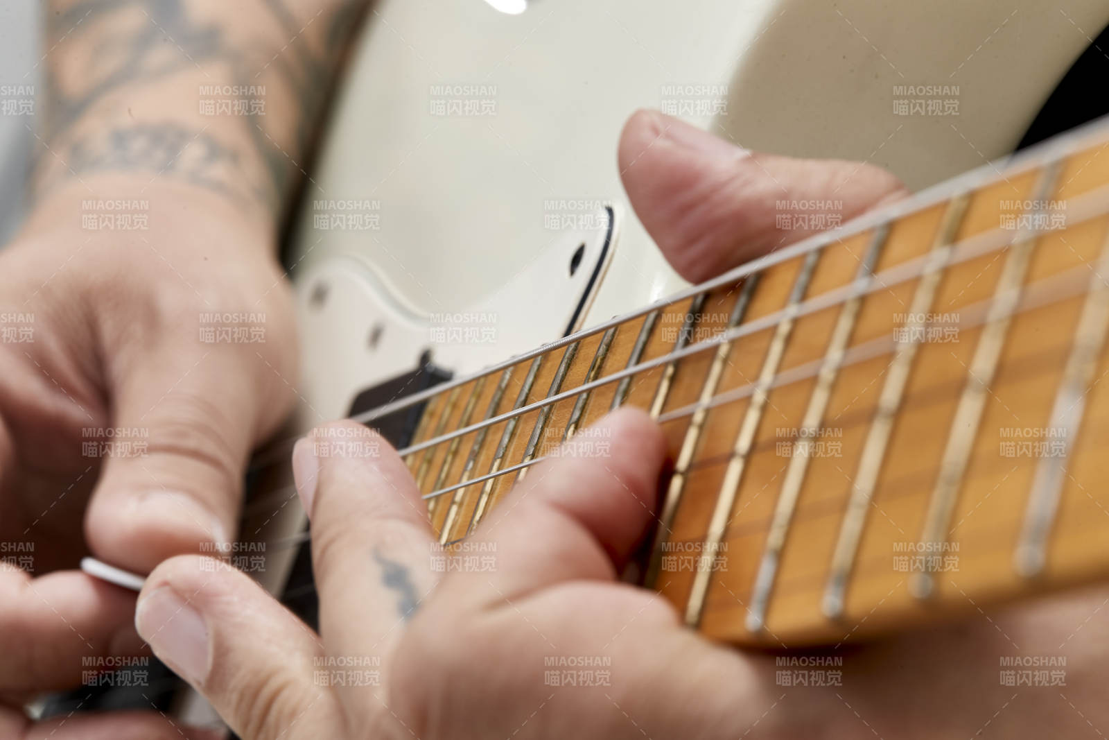 示范演奏摇滚电吉他的亚洲男性乐手人像局部特写图片