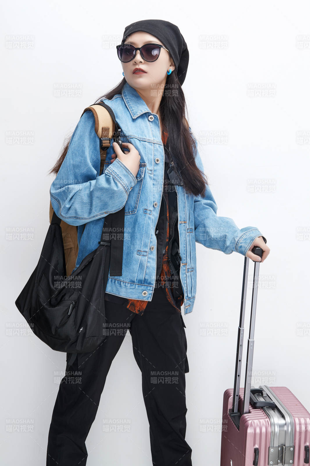 白色背景下准备出发旅行的美丽东方女大学生图片