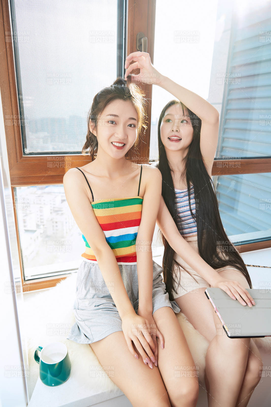 午后坐在飘窗上追剧休息的闺蜜少女图片