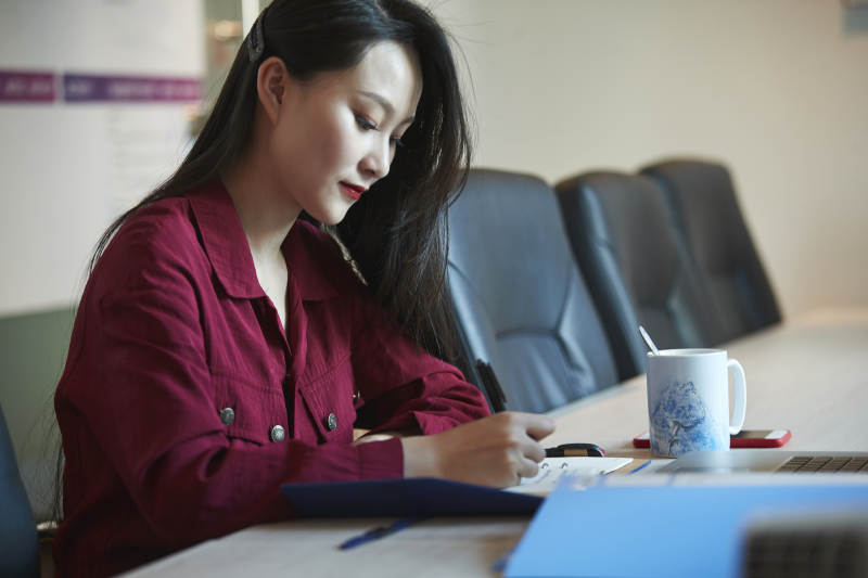 亚洲年轻女性商务人士在电脑前办公图片