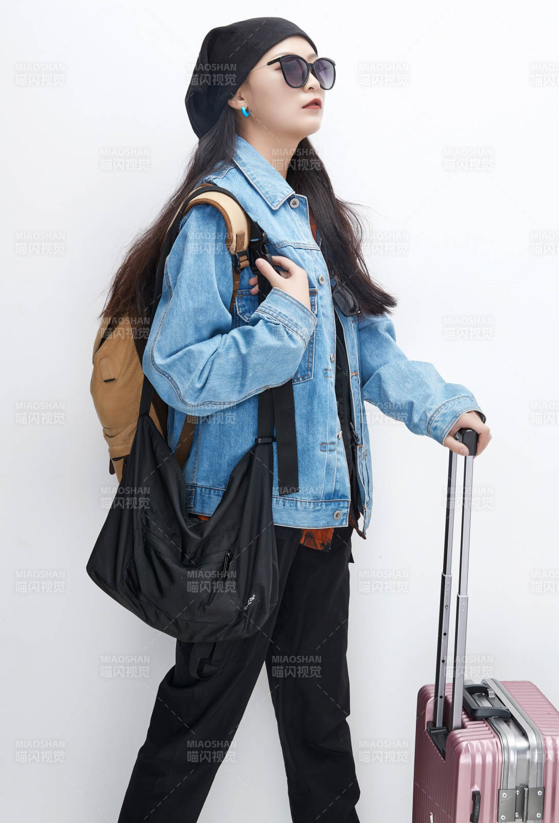 白色背景下准备出发旅行的美丽东方女大学生图片