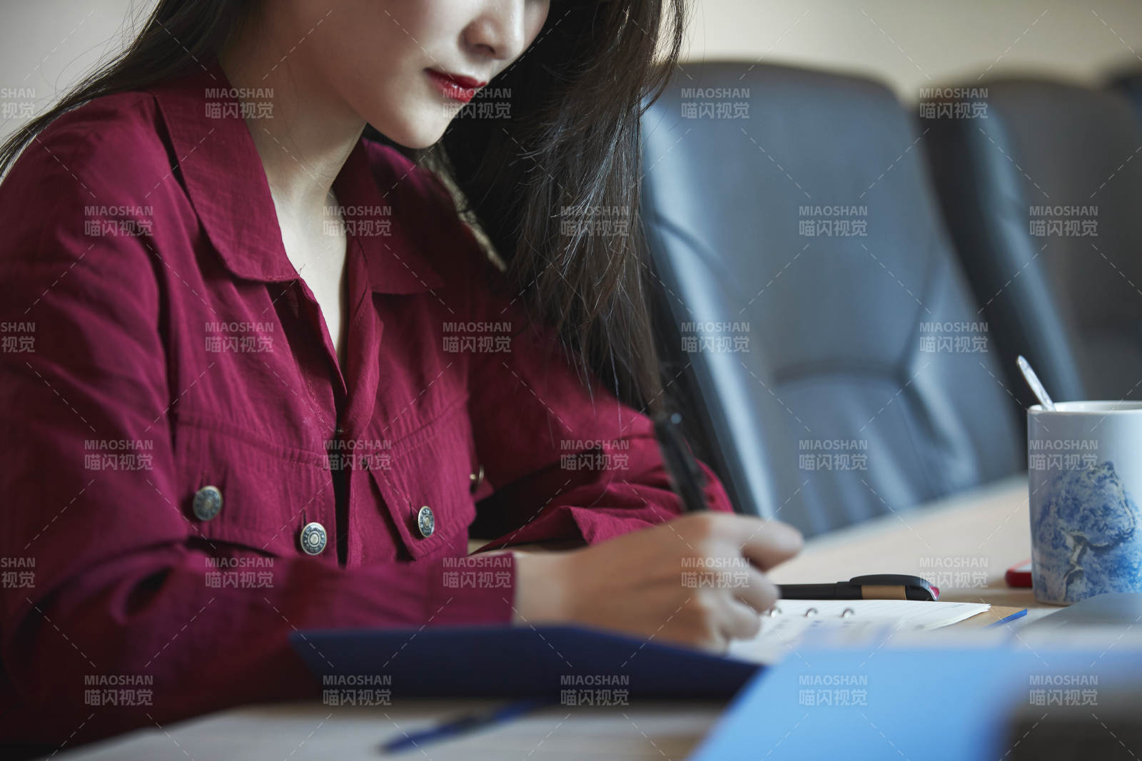 亚洲年轻女性商务人士在电脑前办公图片