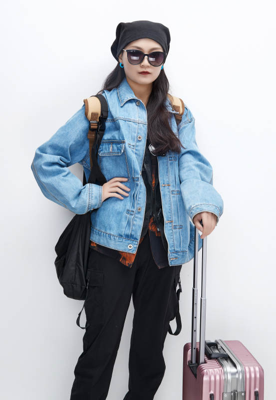 白色背景下准备出发旅行的美丽东方女大学生图片