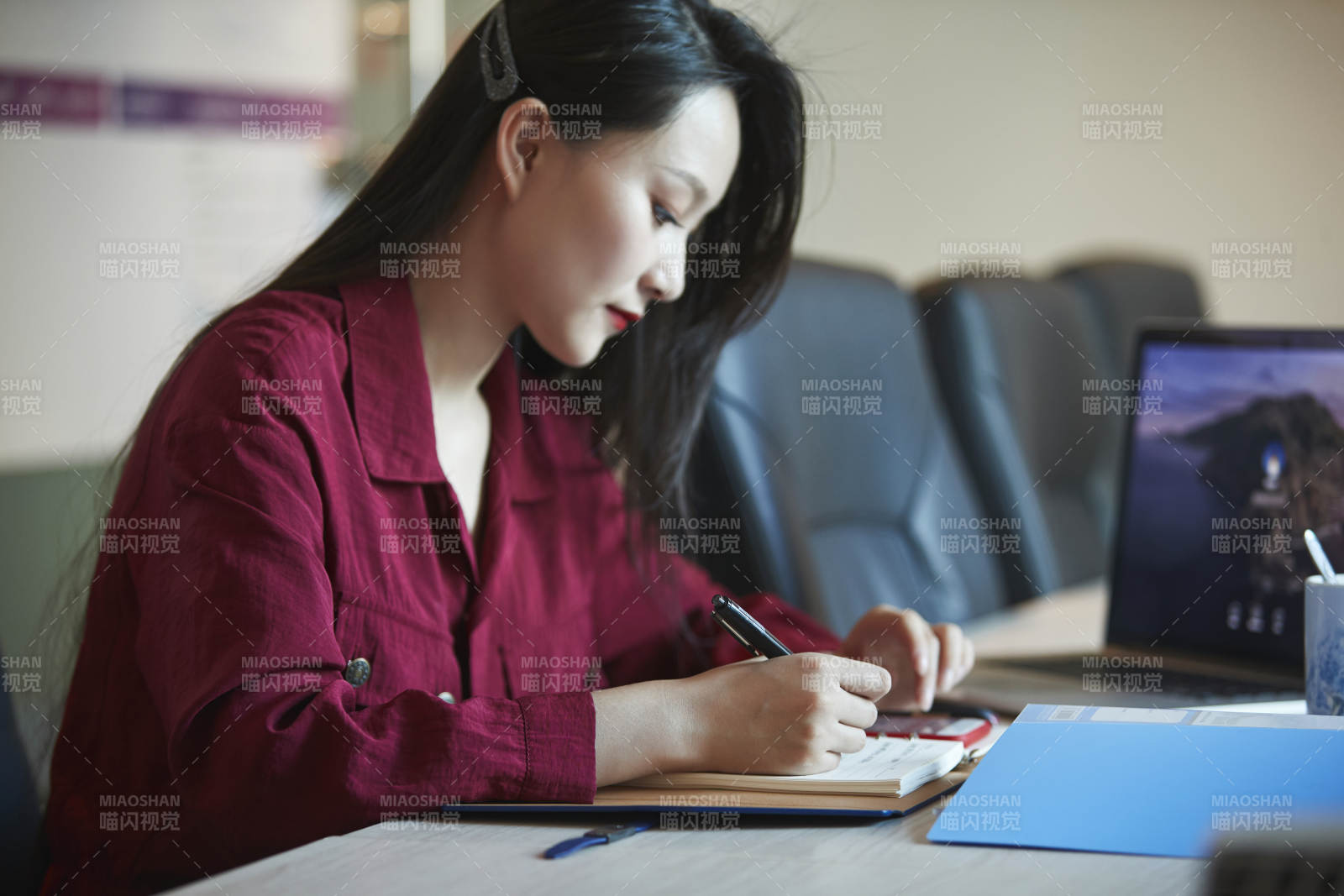 亚洲年轻女性商务人士在电脑前办公图片