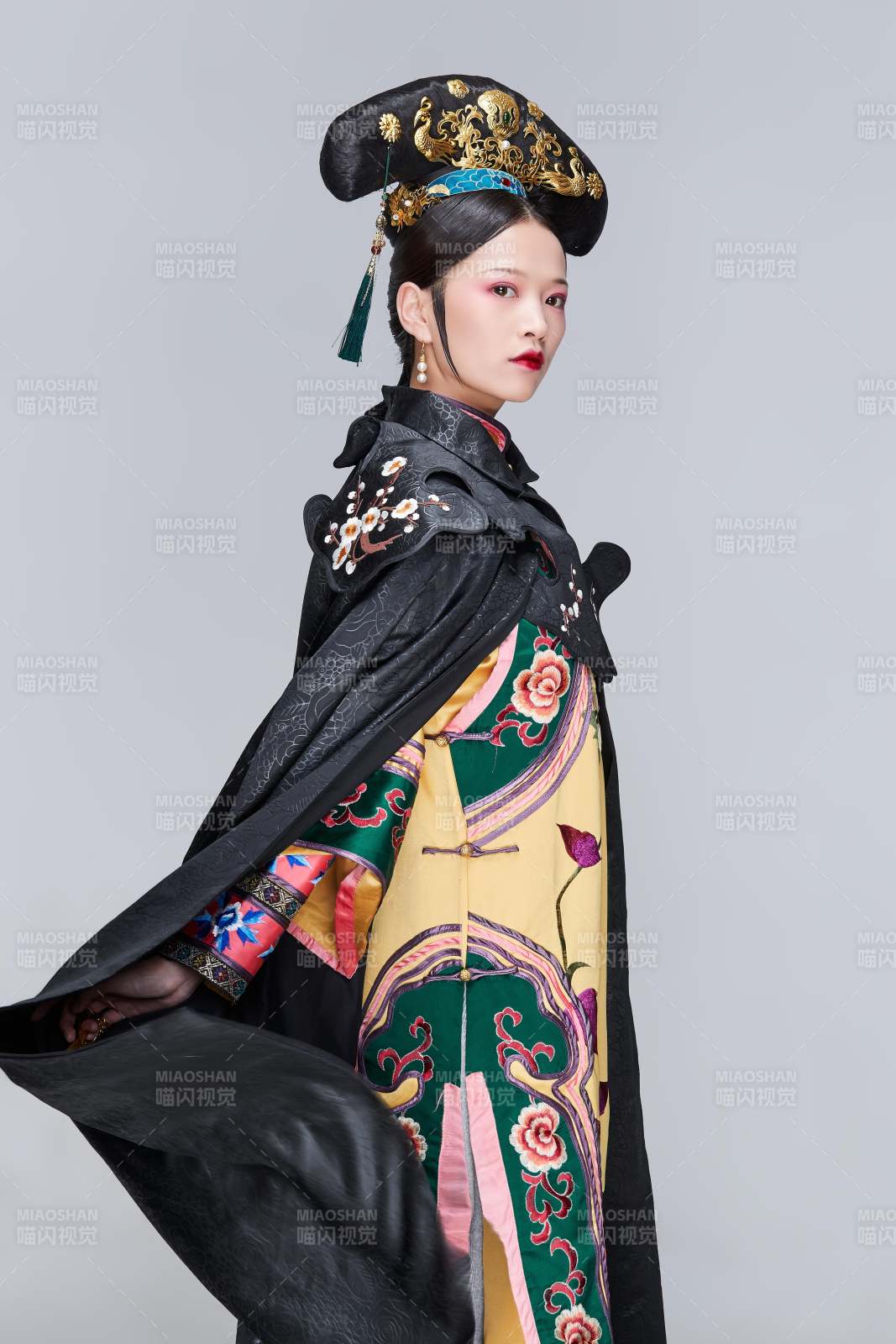 白色背景下的清代女性古装造型清朝古装图片