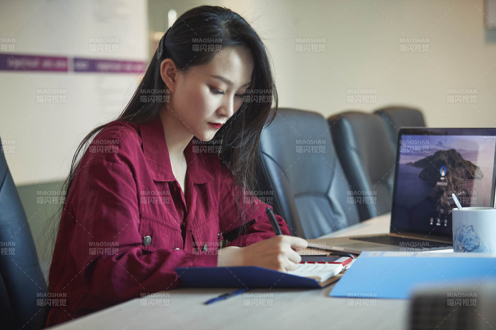 亚洲年轻女性商务人士在电脑前办公图片