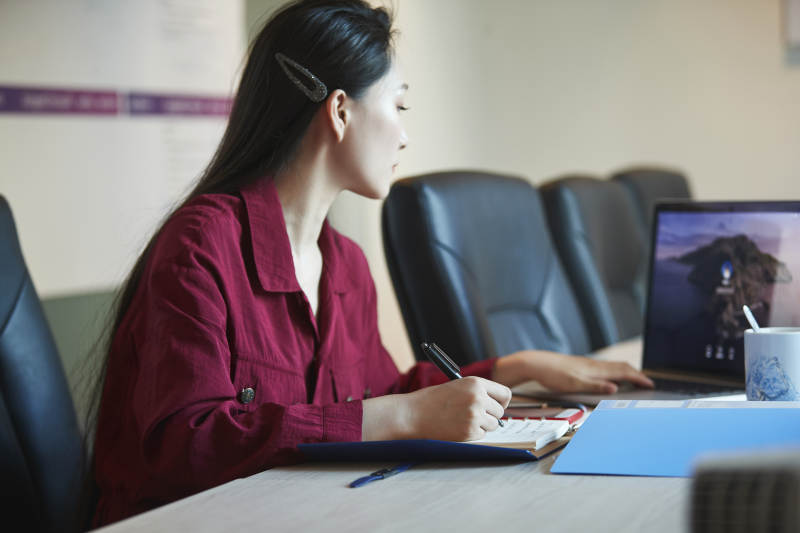 亚洲年轻女性商务人士在电脑前办公图片