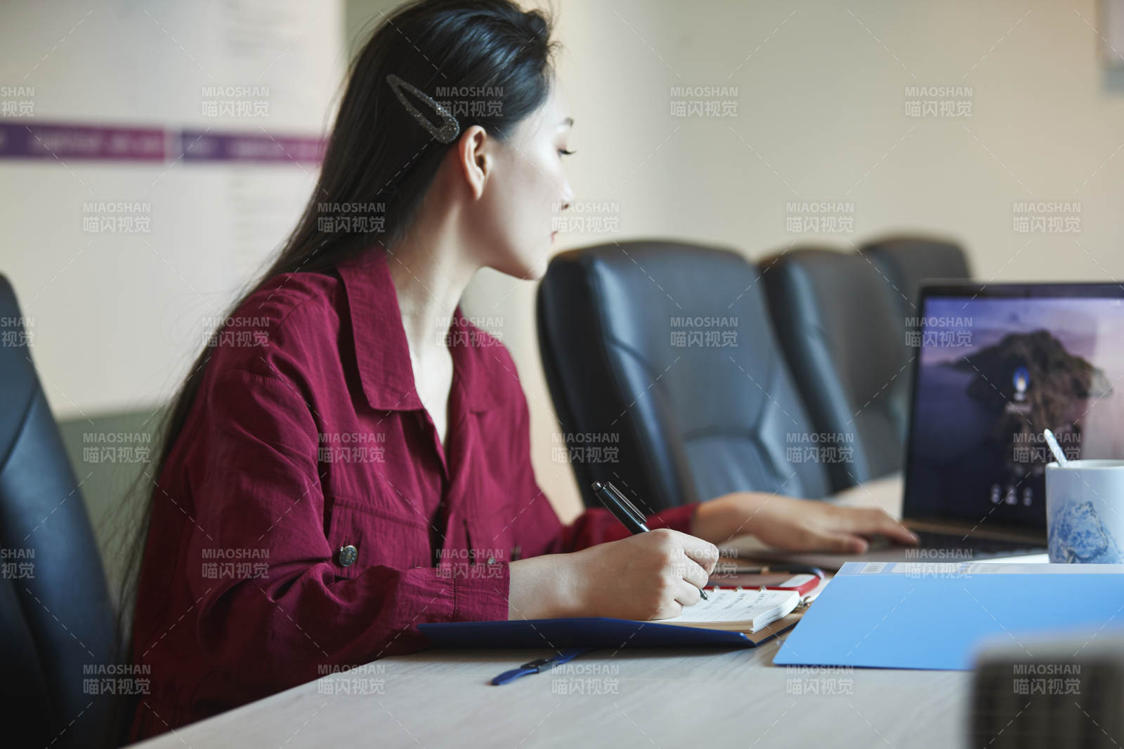 亚洲年轻女性商务人士在电脑前办公图片