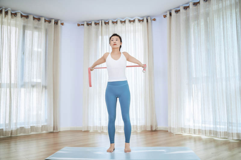 做瑜伽动作的亚洲年轻女性图片