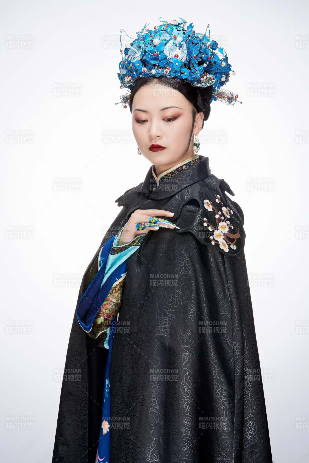 白色背景下的清代女性古装造型清朝古装图片