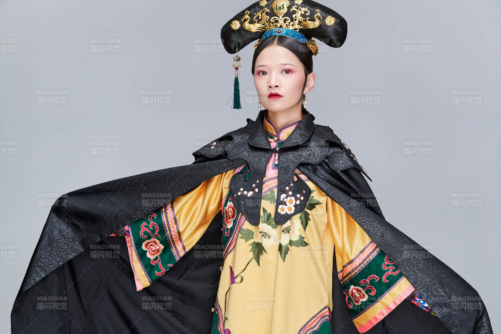 白色背景下的清代女性古装造型清朝古装图片