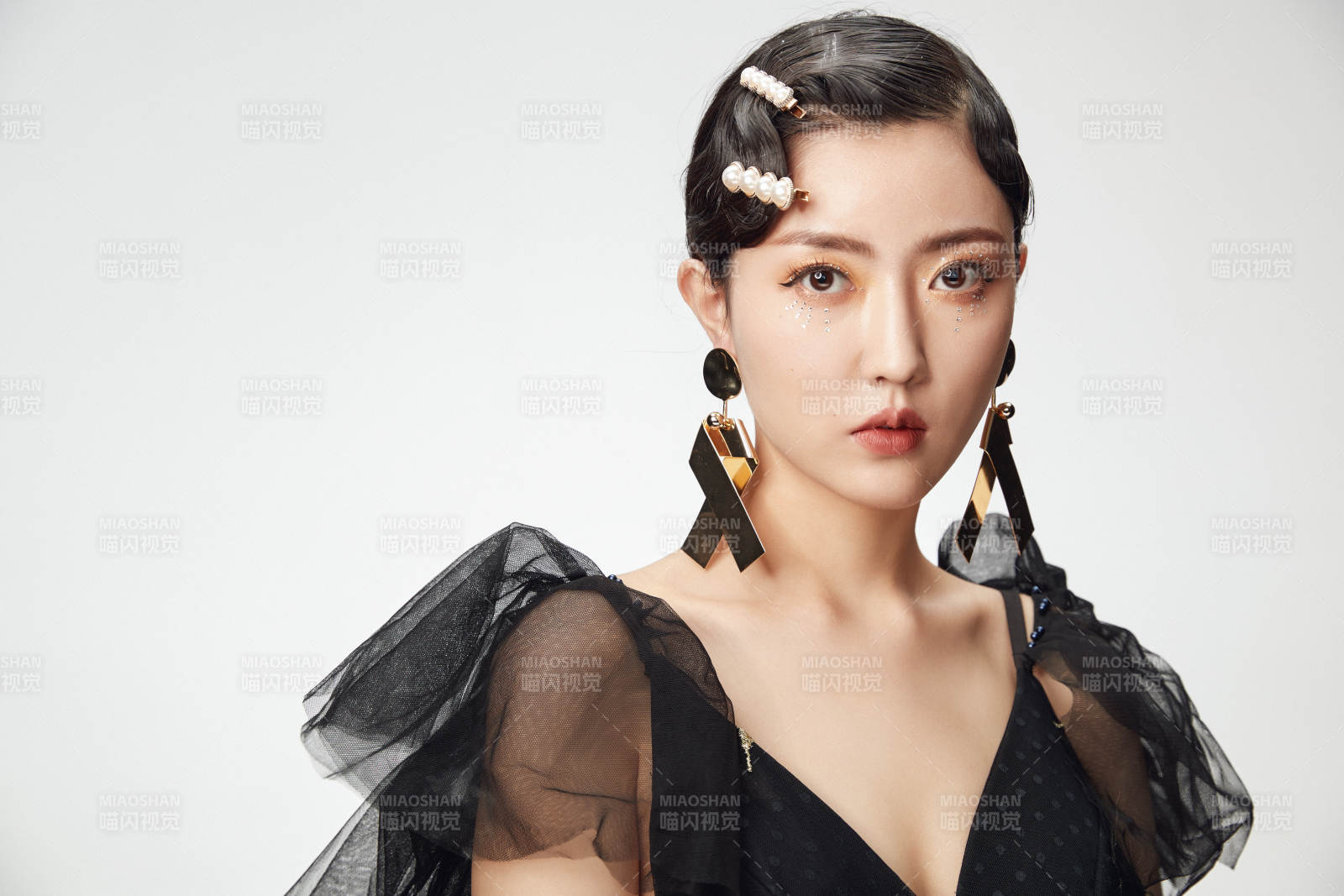 时尚亚洲女性婚纱妆面彩妆图片