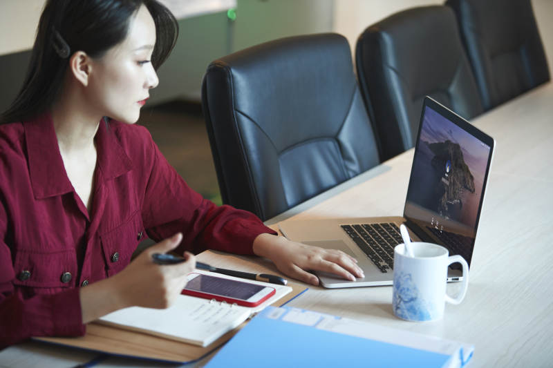 亚洲年轻女性商务人士在电脑前办公图片