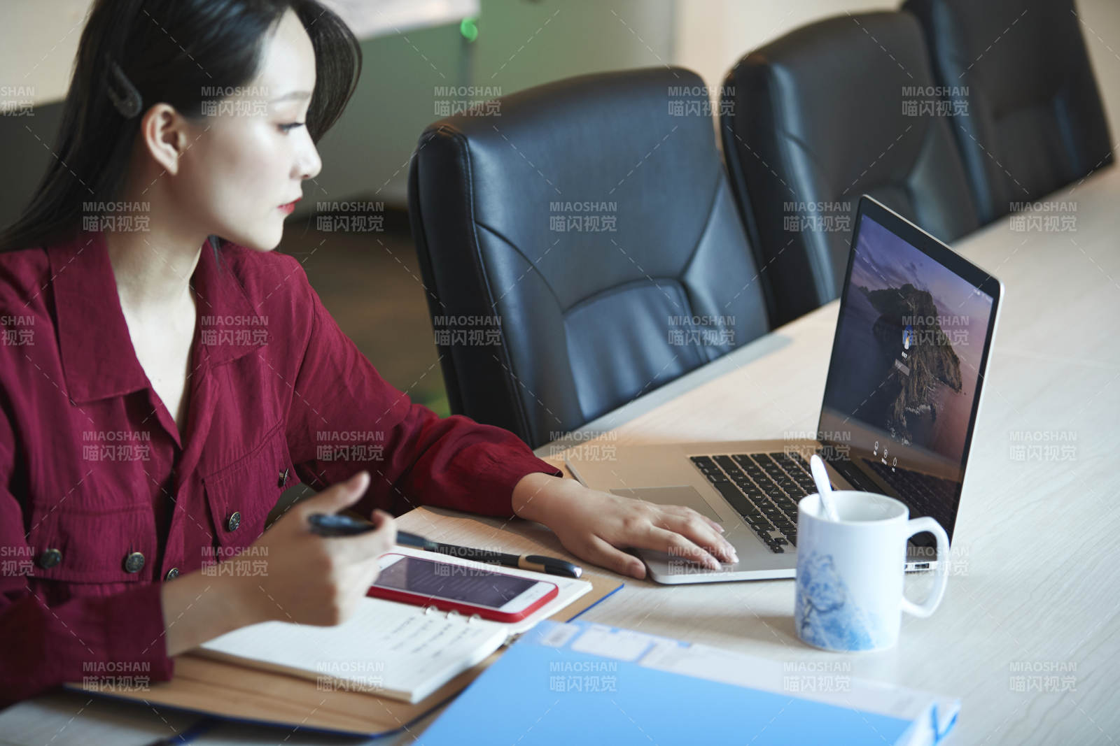 亚洲年轻女性商务人士在电脑前办公图片