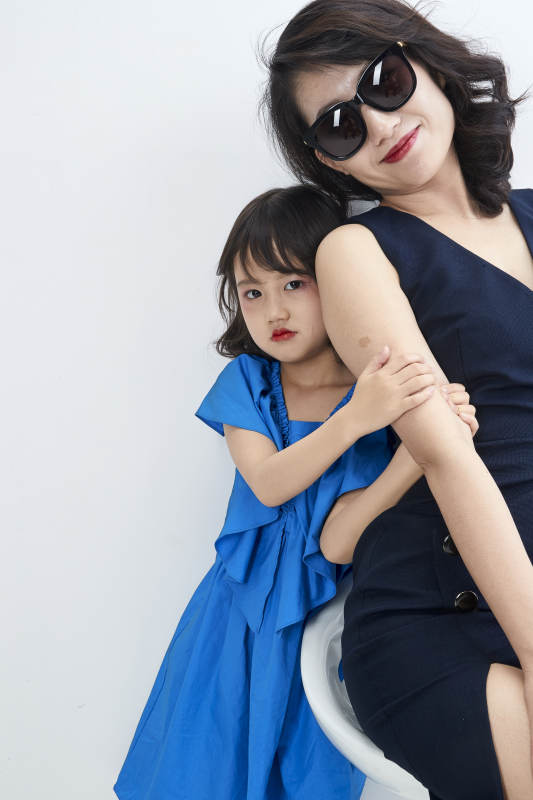 白色背景的美丽妈妈与可爱女儿亲子人像图片