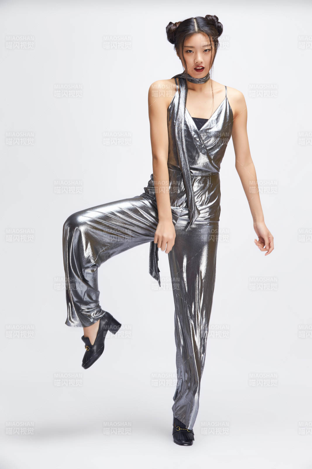 白色背景前的亚洲女性舞者图片