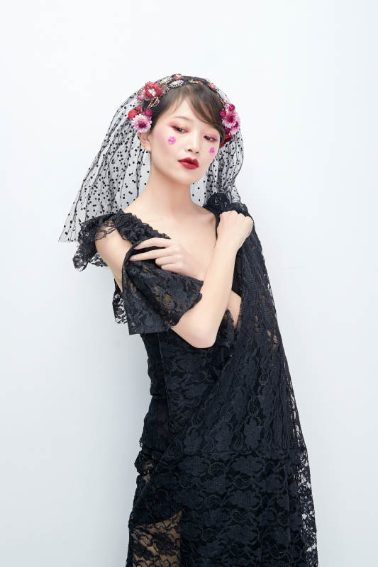 白色背景下的新娘彩妆美女人像图片