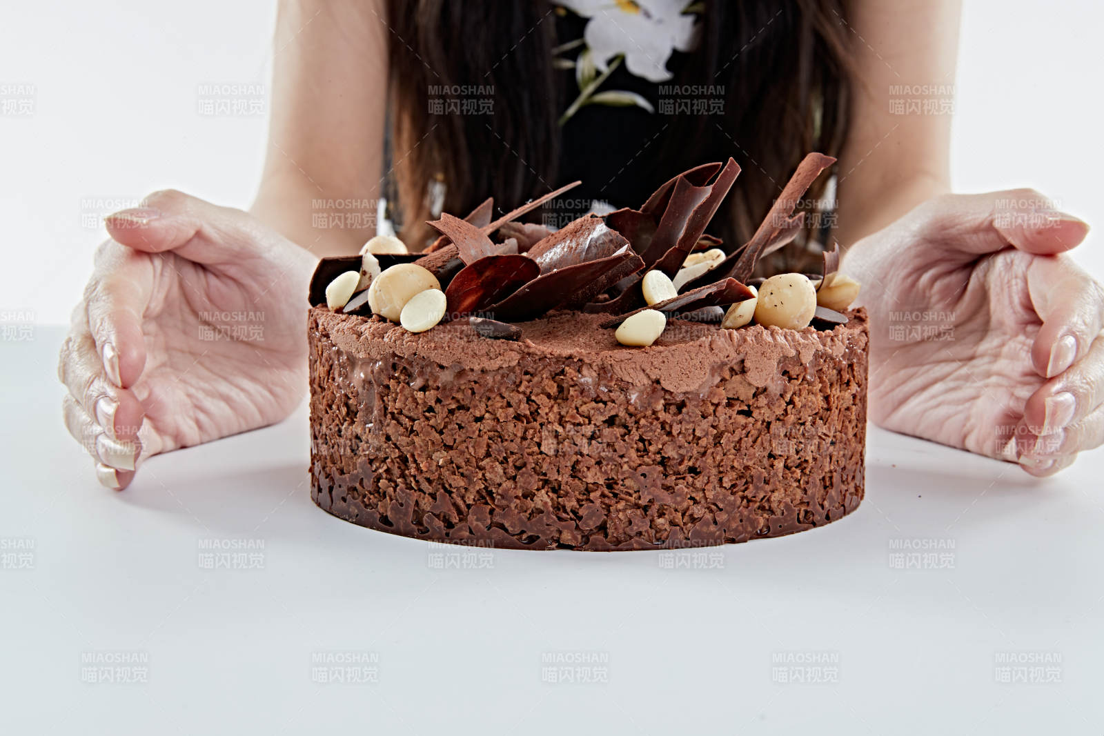 喝红酒品尝蛋糕的年轻女性图片