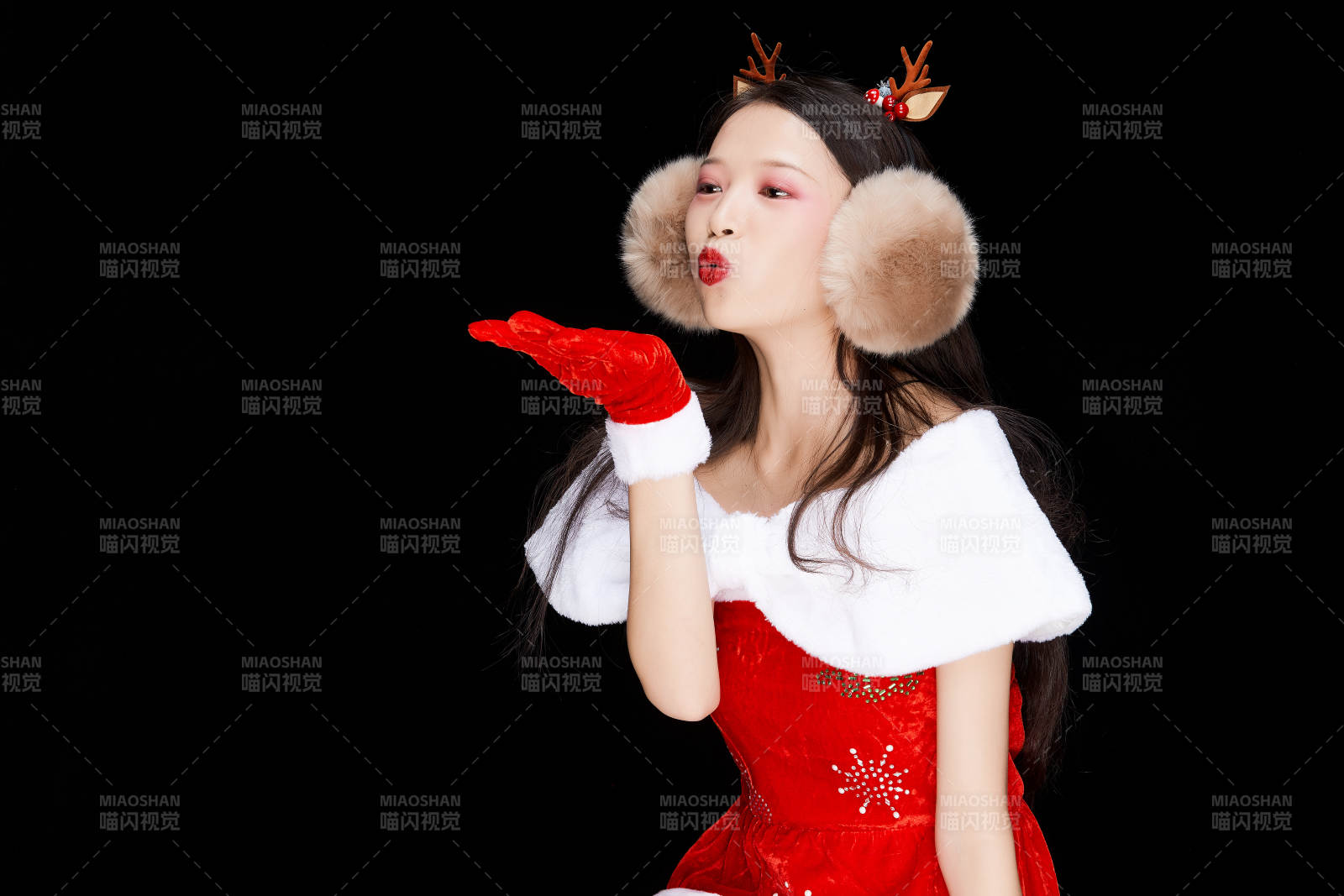 身穿圣诞服饰手提购物袋性感可爱的圣诞女郎图片