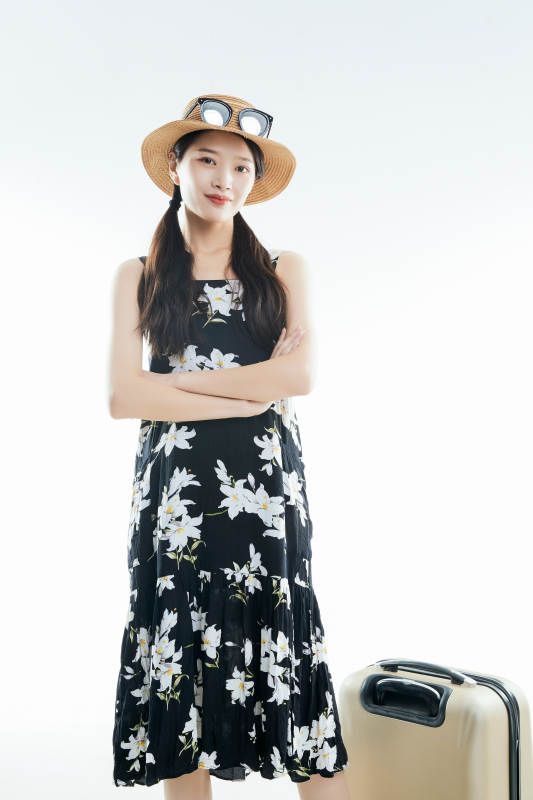 白色背景下准备出发旅行的美丽东方女大学生图片