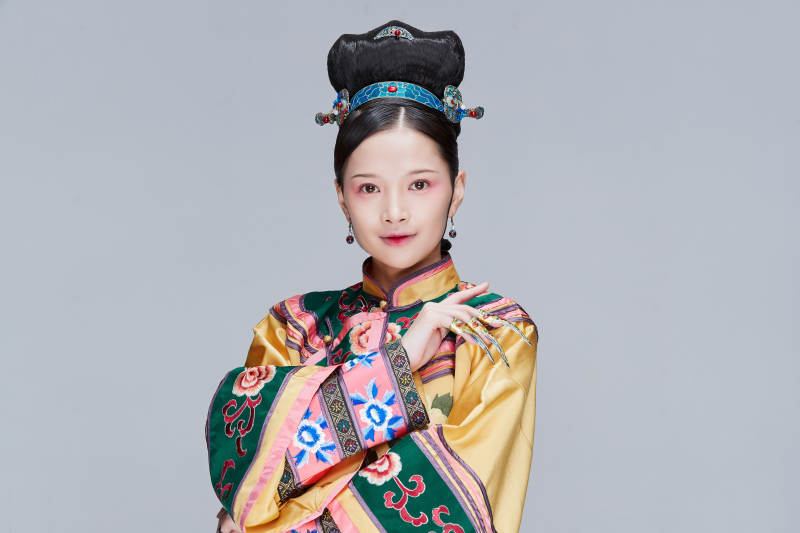 白色背景下的清代女性古装造型清朝古装图片