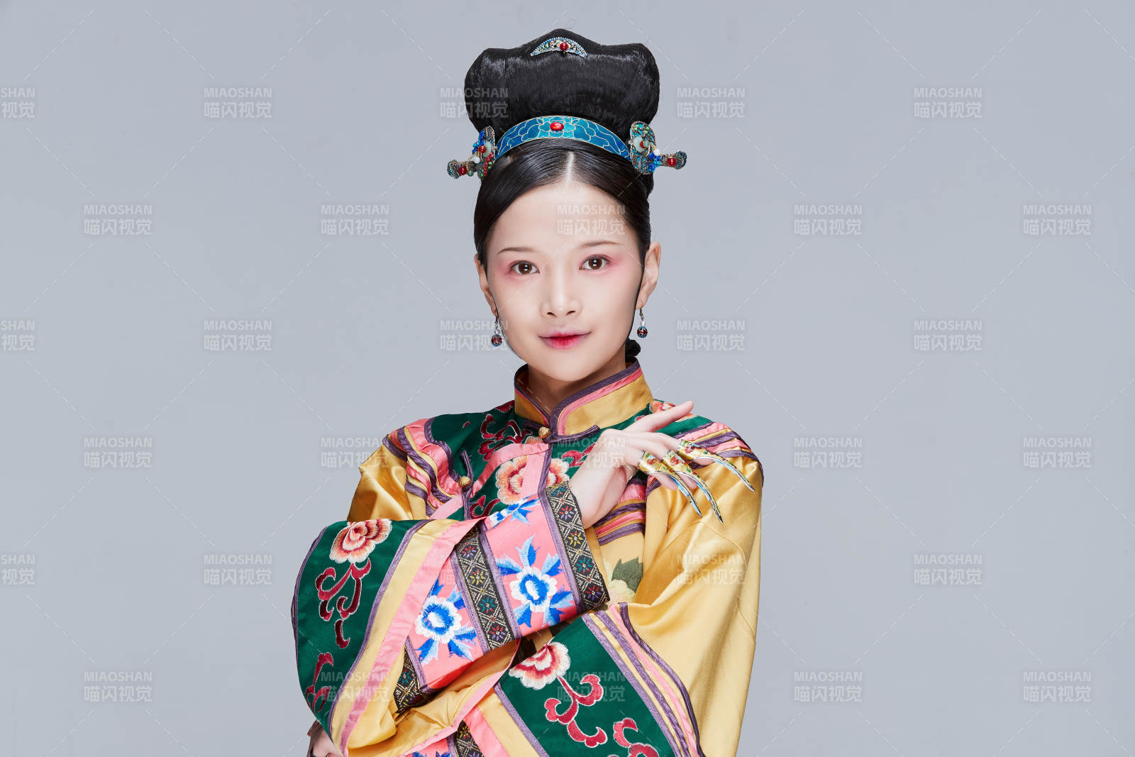 白色背景下的清代女性古装造型清朝古装图片