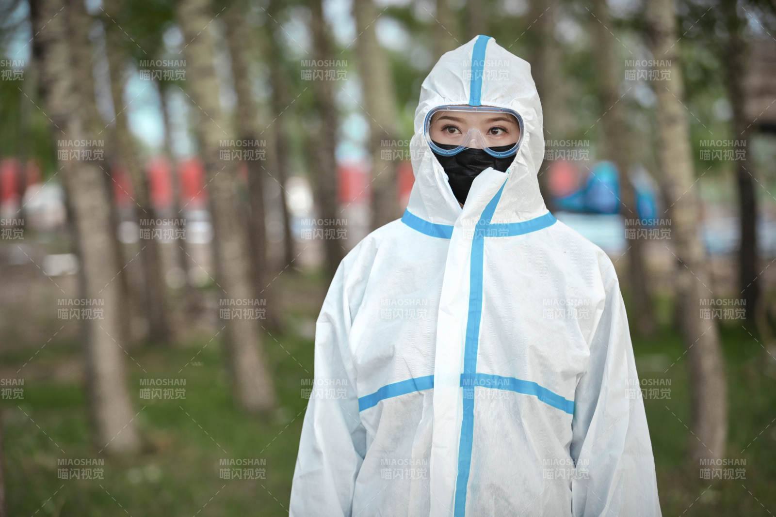 穿白色防护服佩戴护目镜口罩的女性防护人员图片