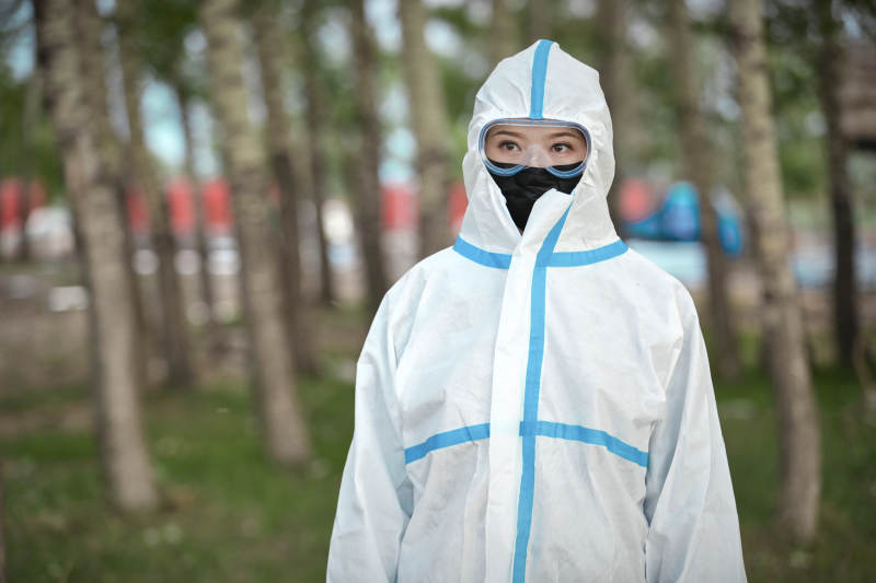 穿白色防护服佩戴护目镜口罩的女性防护人员图片