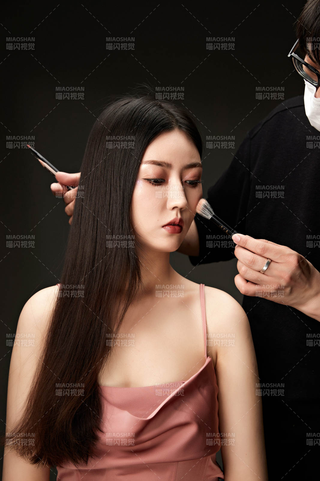 进行美妆化妆的化妆师与模特图片