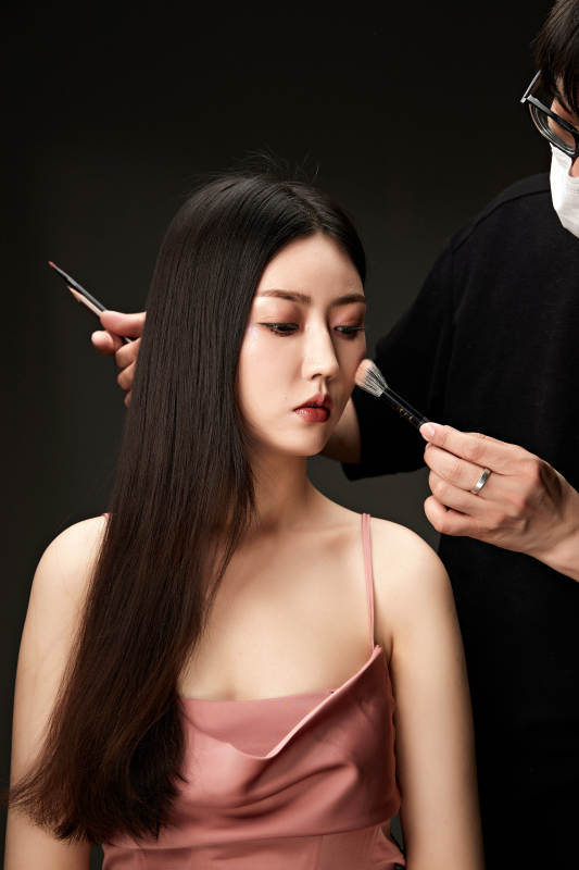 进行美妆化妆的化妆师与模特图片