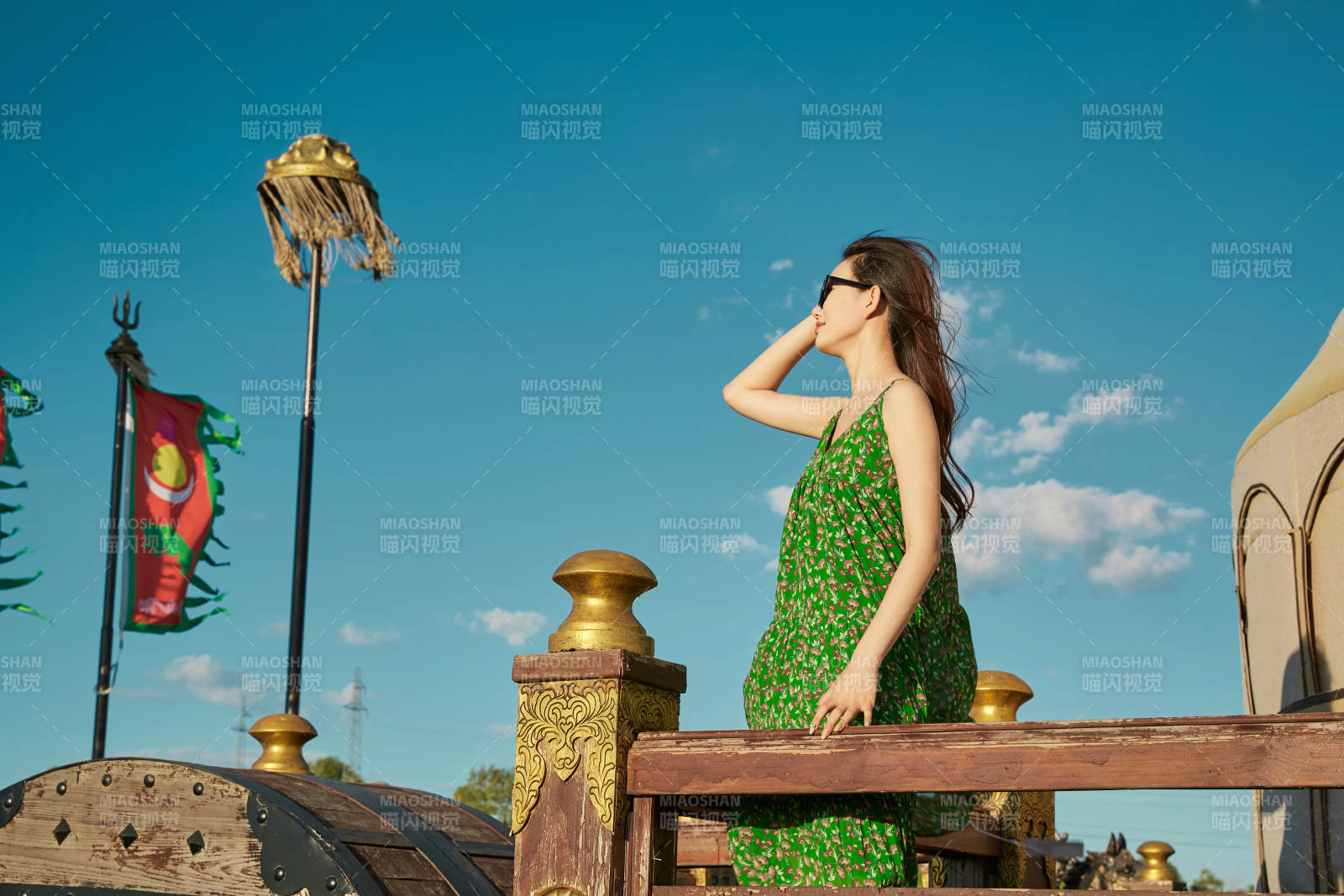 草原湿地公园游玩拍照的亚洲少女图片