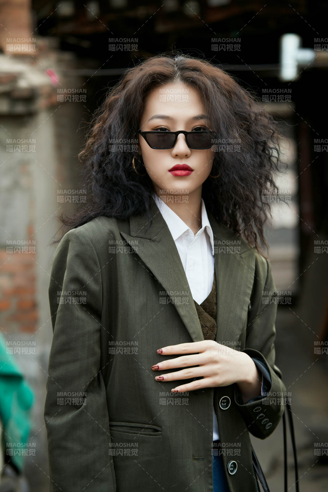 老旧城区里穿着复古港风的美丽清纯少女图片