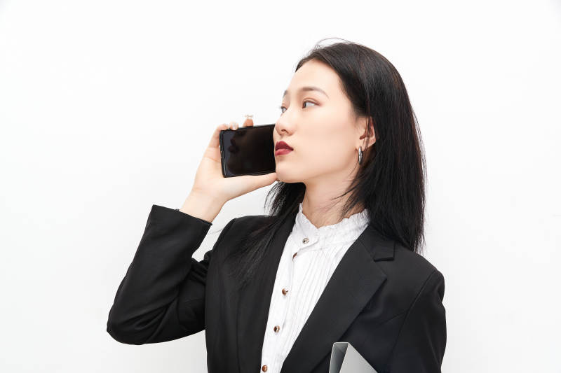 身穿西服拿着文件夹的美丽商务女士图片