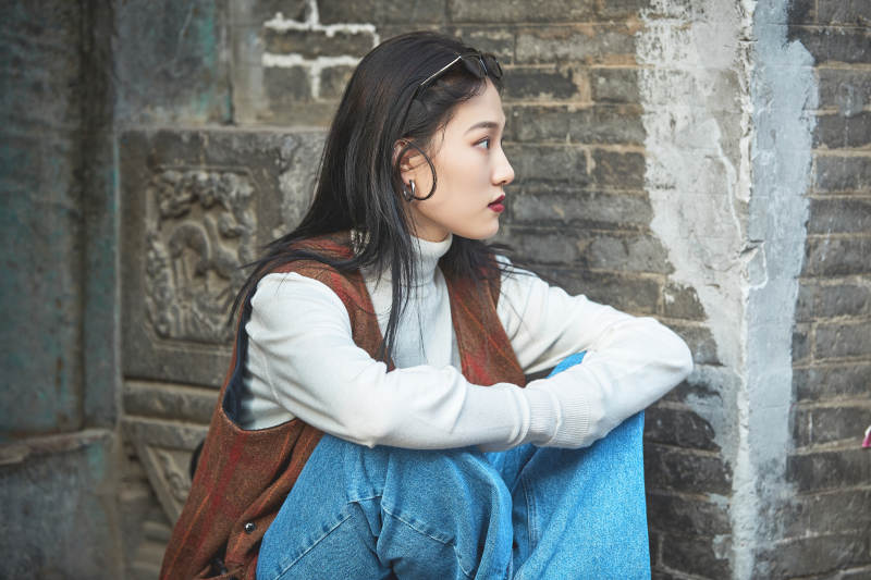 老旧城区里穿着复古港风的美丽清纯少女图片