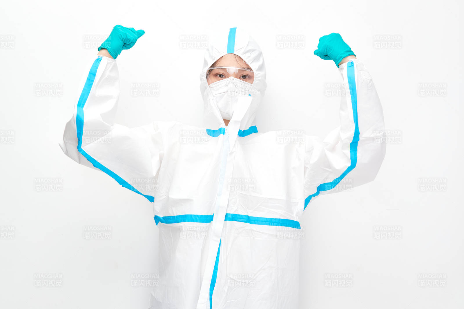 穿白色防护服佩戴护目镜口罩的女性医疗人员图片