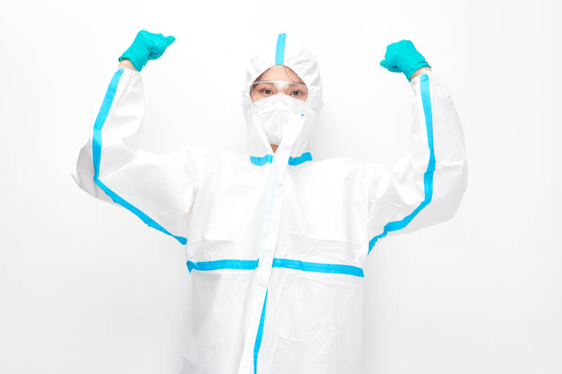 穿白色防护服佩戴护目镜口罩的女性医疗人员图片