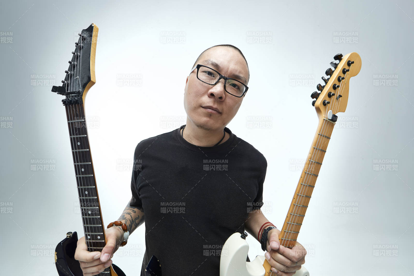 手持电吉他展示演奏的亚洲男性摇滚乐手人像图片