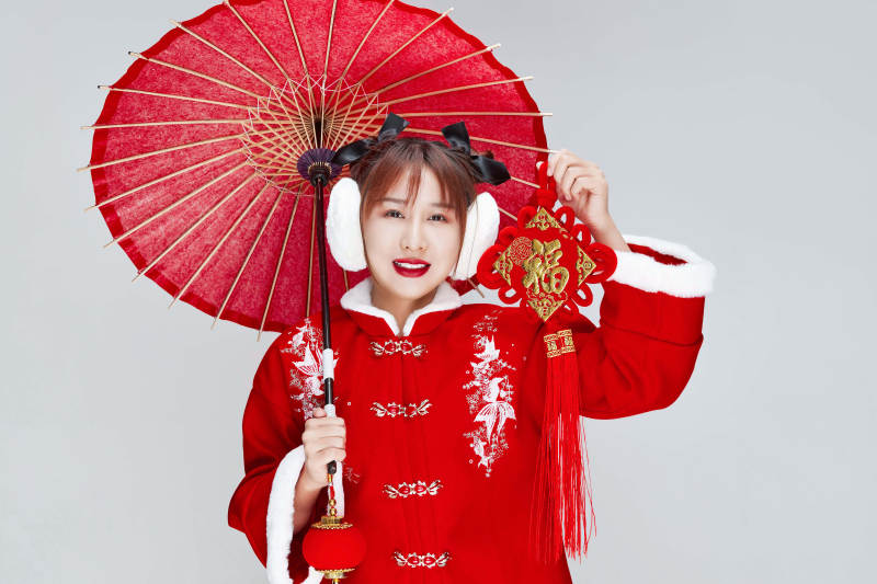 手打油纸伞手提红灯笼身穿喜庆汉服的可爱少女图片