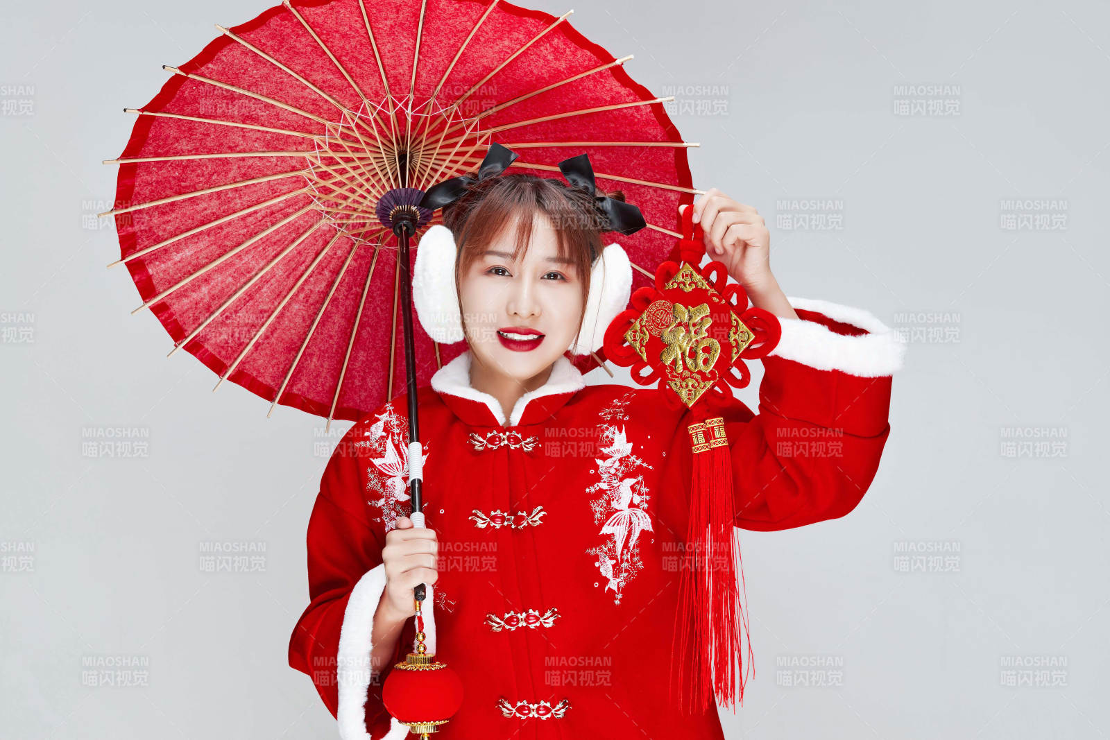 手打油纸伞手提红灯笼身穿喜庆汉服的可爱少女图片