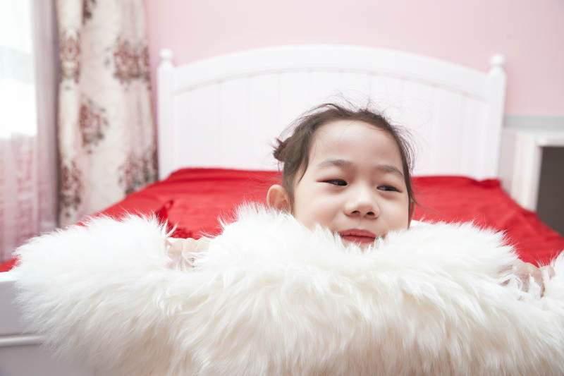 在家玩耍的亚洲小女孩图片