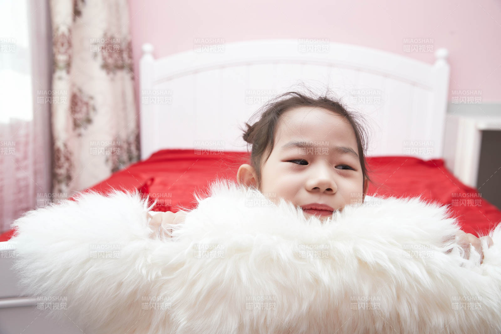 在家玩耍的亚洲小女孩图片