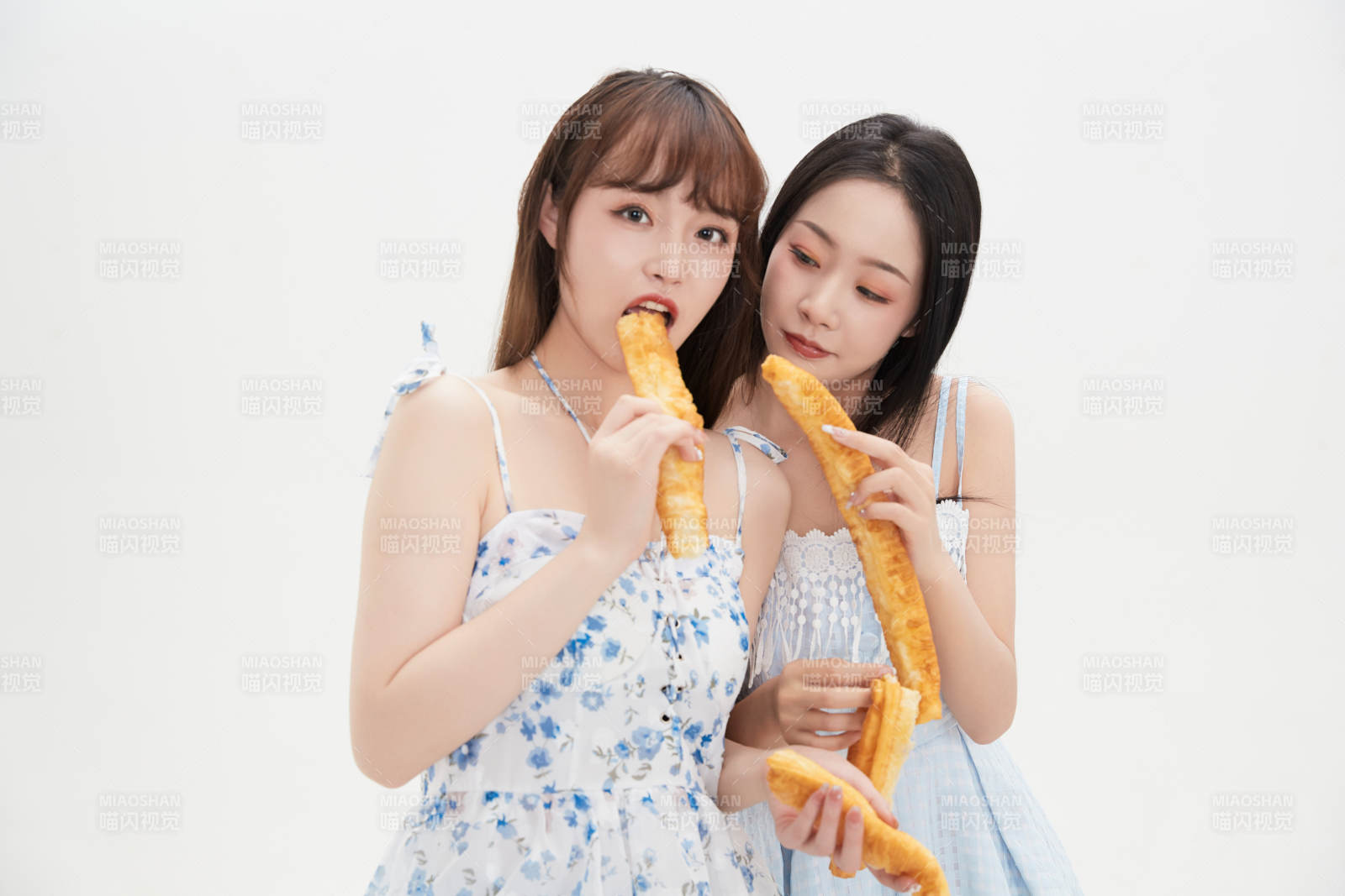 吃油条的亚洲可爱美女闺蜜图片