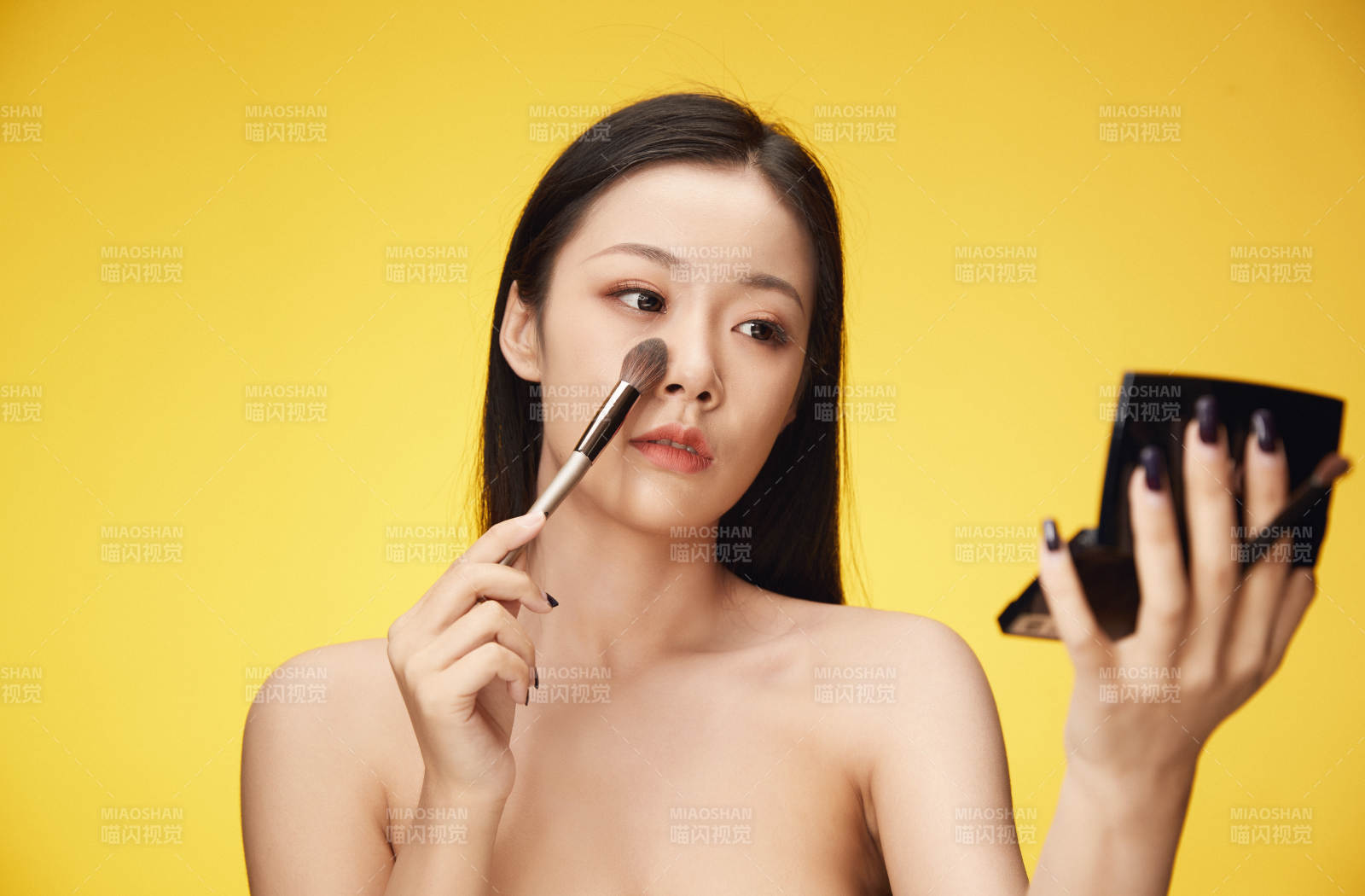 亚洲美女面部特写化妆护肤图片