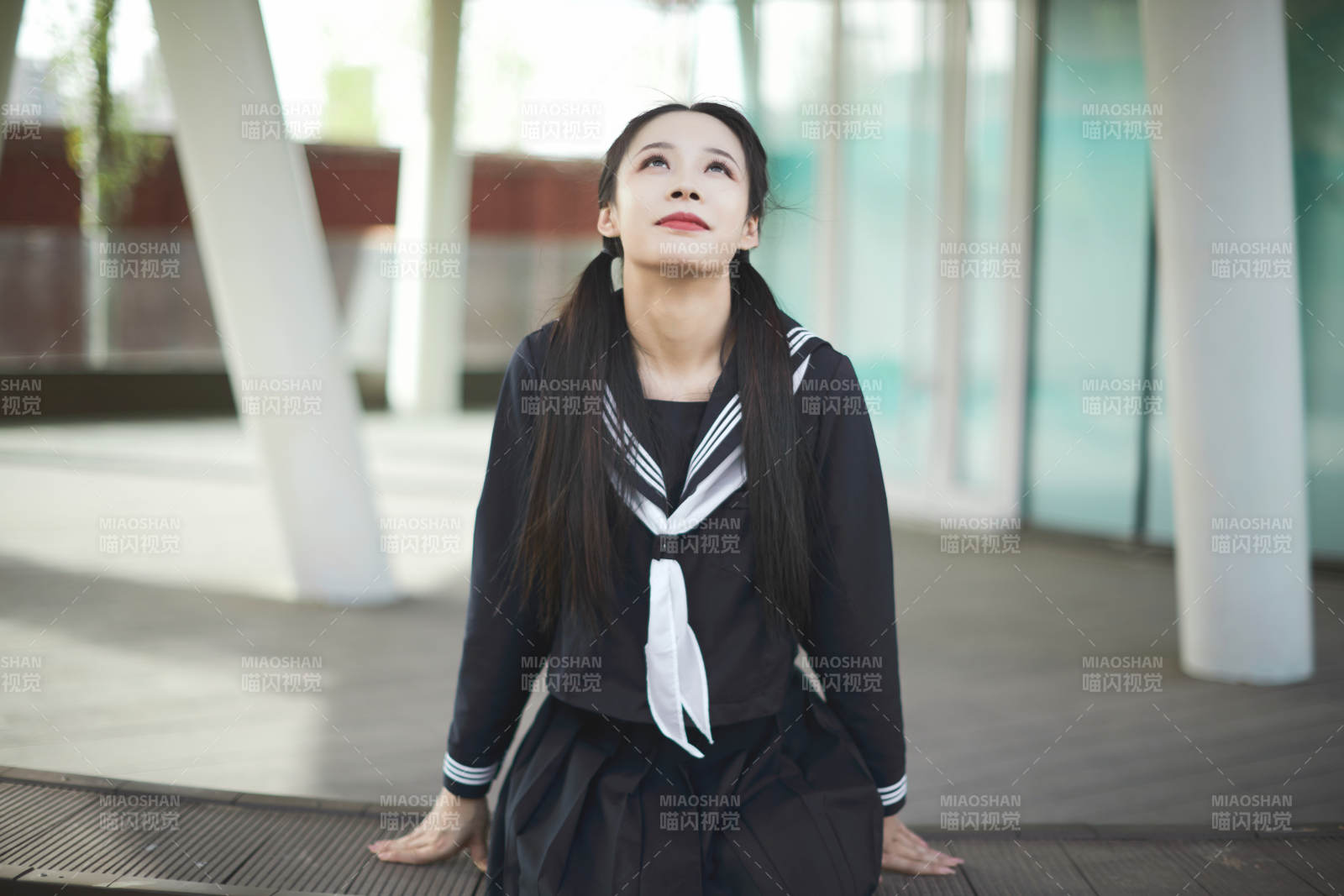 日系户外公园穿jk校服的少女图片