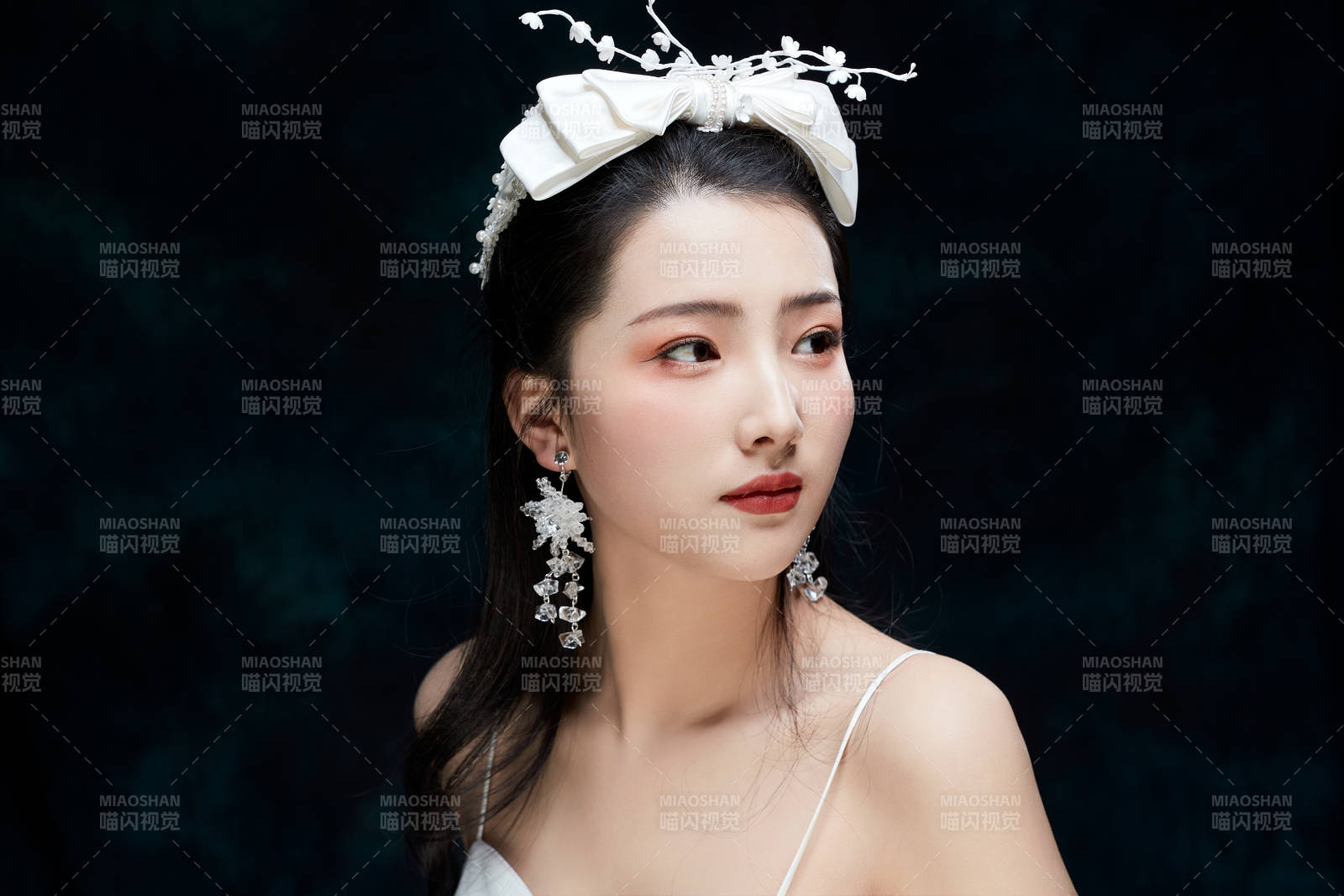 黑色背景下的女性复古婚纱妆面图片