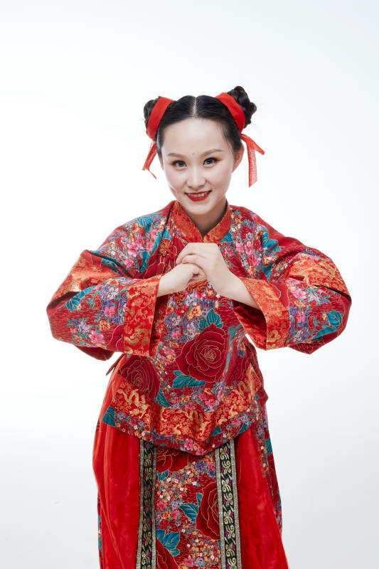 身穿中国传统服饰的青年女性图片